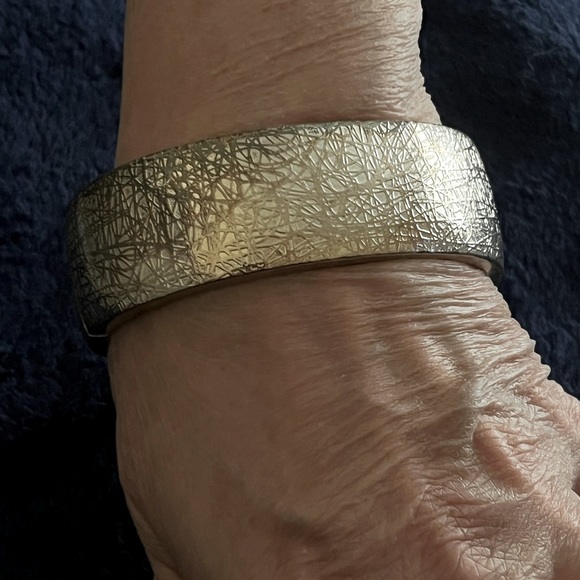 Oval cuff bracelet OSFM silver tone with hints of gold etching m - Picture 1 of 3